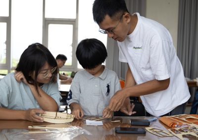 帶領老師協助親子組裝船模型