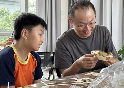 大人與孩子一起拼組船模型