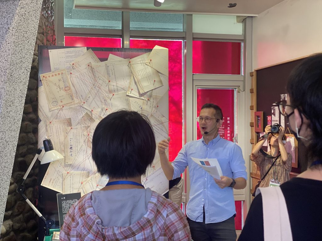 執行長在陳定南政治檔案牆前為學員解說