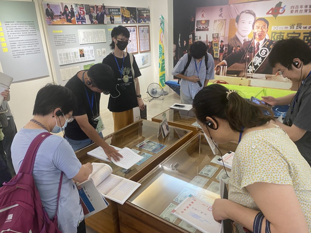 學員在展櫃旁閱讀與比對政治檔案