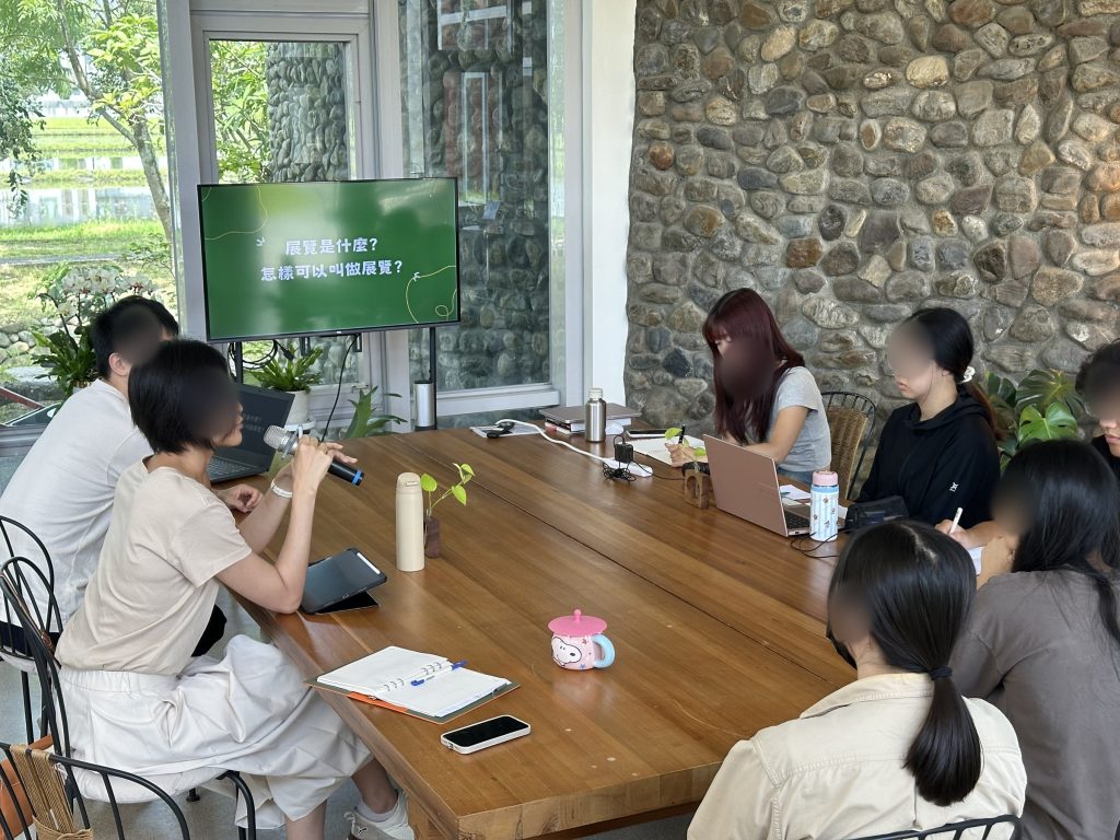 實習生圍坐討論「展覽是什麼?怎樣可以叫做展覽?」