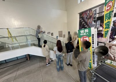 實習生在展區聆聽導覽解說